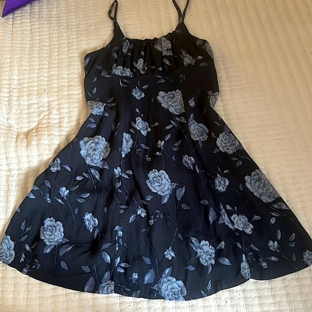 Cute summer dress! It’s a size xxs, worn once. no stains, and adjustable straps!